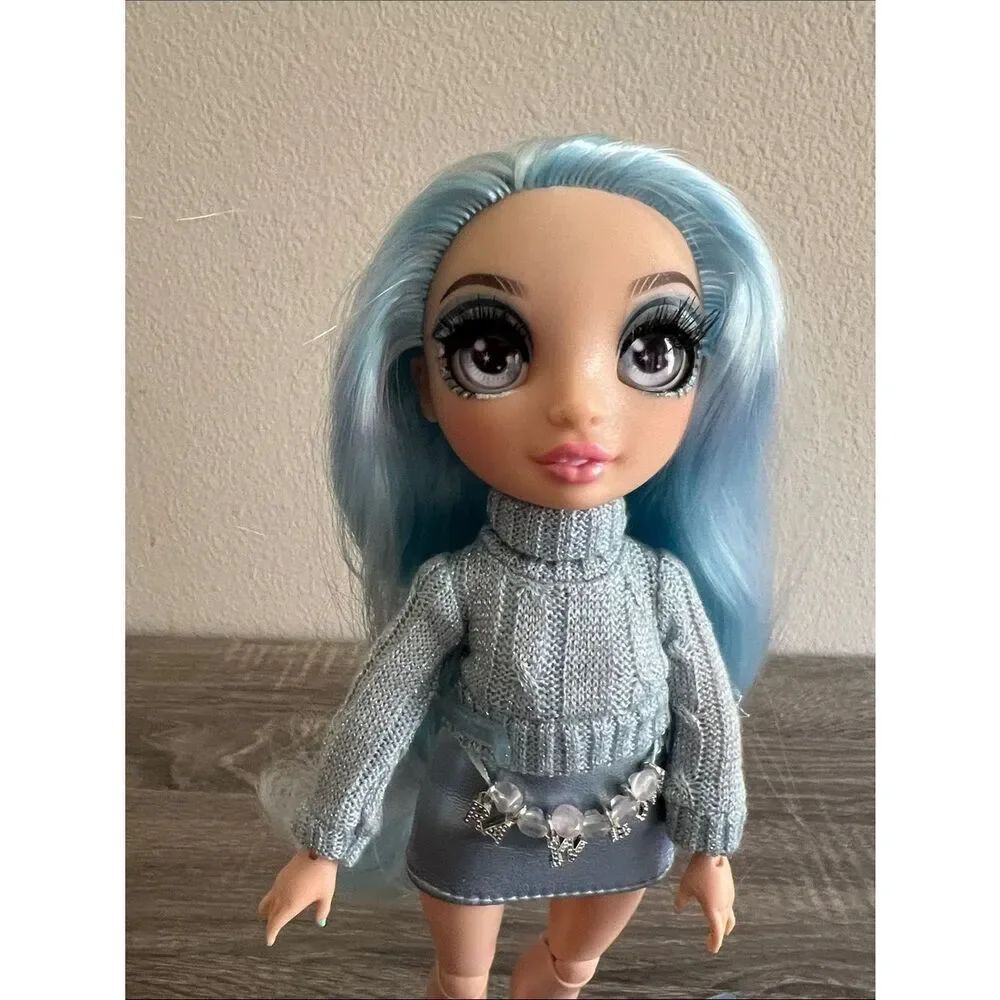 Rainbow High Skyler Bradshaw Blue Hair Fashion Doll MGA Winter Outfit Stand Comb - Picture 2 of 5